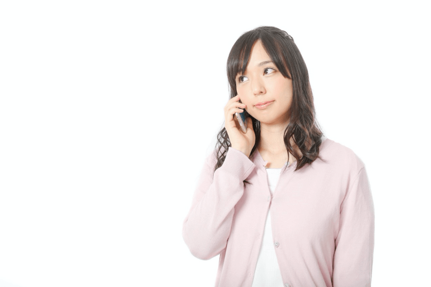 買取業者に電話する女性