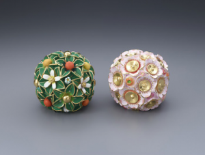 伊東久重の代表作「胡粉高盛金彩絵 雛まつり 桜・橘」