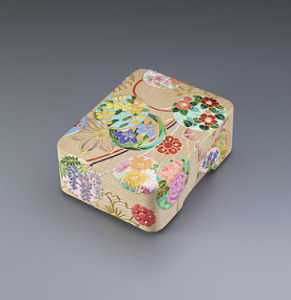 伊東久重の代表作「胡粉高盛金彩絵 四季草花飾筥」